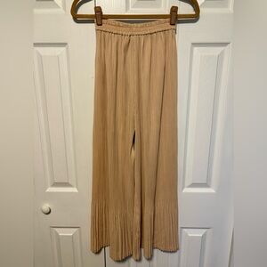 Beautiful Pleated Wide-Leg Pants in Light Peach